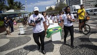 Warga membawa peti mati putih yang dibungkus dengan bendera nasional Brasil sebagai bentuk protes yang menyerukan diakhirinya kekerasan di pantai Copacabana di Rio de Janeiro, Brasil, Sabtu, 19 Agustus 2023.  
