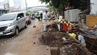 Petugas lapangan mengatakan, selama proses penggalian saluran air ini sempat terjadi longsor karena adanya getaran pada kendaraan yang melintas di jalan tersebut.  