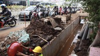 Penampakan kemacetan terjadi di jalan Matraman Raya, Jakarta, Senin (21/8/2023).  