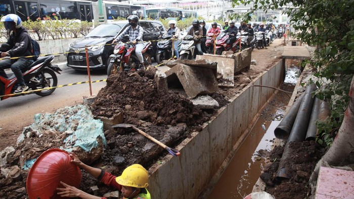Lalu lintas di jalan Matraman Raya, Jakarta Timur, terpantau macet. Macet disebabkan proyek galian saluran air.
