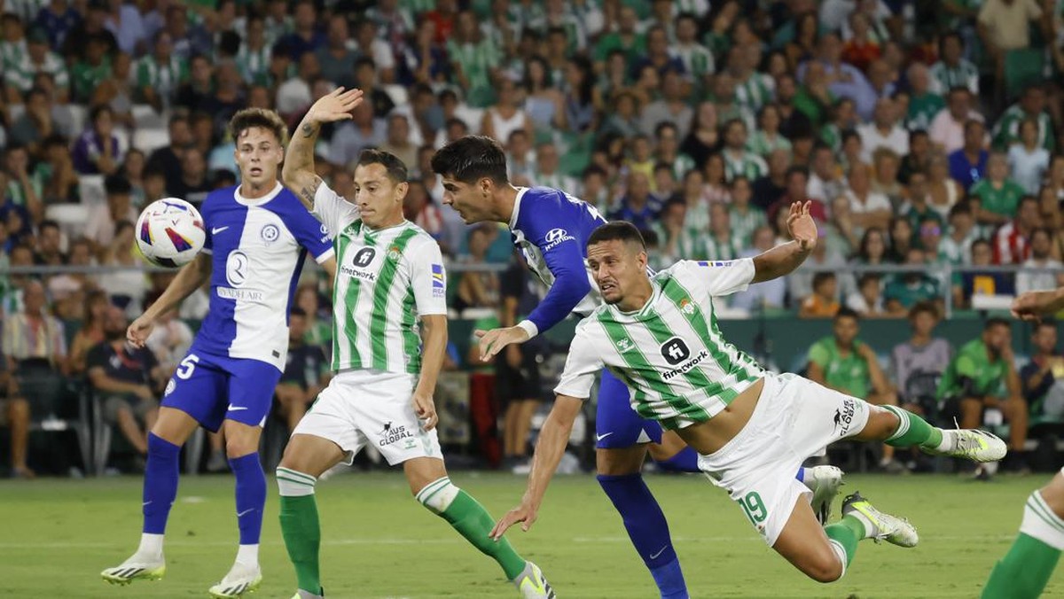 Real Betis vs Atletico Madrid tuntas tanpa gol (REUTERS/MARCELO DEL POZO)