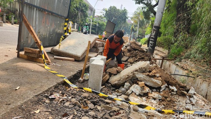 Revitalisasi Trotoar di Jakpus Ditarget Selesai November 2023 Revitalisasi trotoar tengah dilakukan di empat lokasi di Jakarta Pusat. Ditargetkan, revitalisasi trotoar ini selesai pada November mendatang.