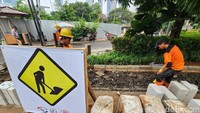 Ditargetkan, revitalisasi trotoar ini selesai pada November mendatang. 