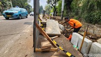 Revitalisasi bertujuan agar jalur pedestrian lebih ramah disabilitas sekaligus mencegah parkir liar di atas trotoar. 