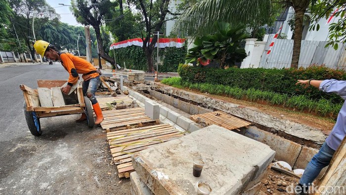 Revitalisasi trotoar tengah dilakukan di empat lokasi di Jakarta Pusat. Ditargetkan, revitalisasi trotoar ini selesai pada November mendatang.