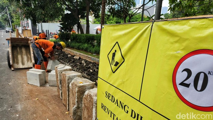 Revitalisasi trotoar tengah dilakukan di empat lokasi di Jakarta Pusat. Ditargetkan, revitalisasi trotoar ini selesai pada November mendatang.
