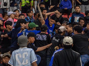 Foto-foto Kericuhan Suporter PSIS Vs Persib di Stadion Jatidiri
