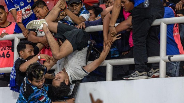 Potret Ricuh Suporter PSIS Lawan Persib
