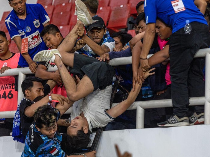 Asap mengepul dari tribun penonton saat pertandingan PSIS Semarang melawan Persib Bandung dalam pertandingan BRI Liga 1 di Stadion Jatidiri Semarang, Jawa Tengah, Minggu (20/8/2023). Kericuhan antarsuporter yang sempat terjadi pada pertandingan PSIS Semarang melawan Persib Bandung itu berhasil diredam oleh penyelenggara dibantu petugas keamanan dan TNI-Polri. ANTARA FOTO/Aji Styawan/aww.
