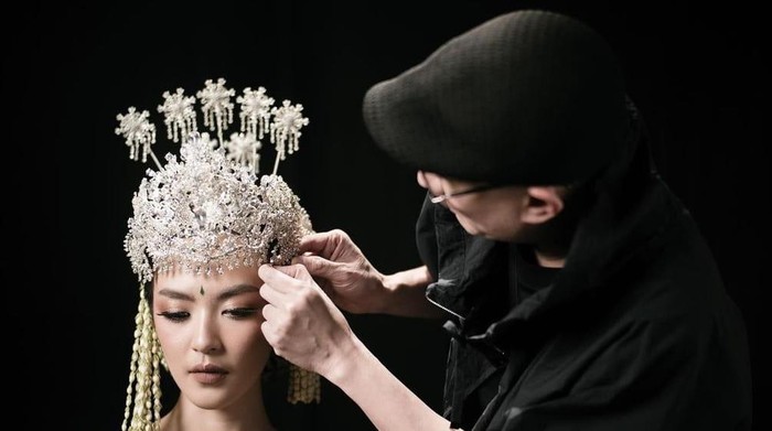Rinaldy Yunardi pamerkan 35 set karya desain Tiara di The Vow.