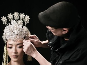 Rinaldy Yunardi Pamerkan 35 Set Desain Tiara di Gelaran The Vow