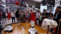 Pengunjung disuguhi tampilan robot humanoid yang hidup antara lain pada Konferensi Robot Dunia (WRC) 2023 di ibu kota China, Beijing, Kamis 17 Agustus 2023, dengan teknologi baru yang meningkatkan ekspresi dan gerak tubuh robot mirip manusia.