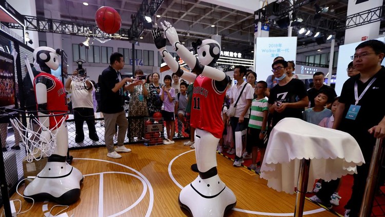 Pengunjung disuguhi tampilan robot humanoid yang hidup antara lain pada Konferensi Robot Dunia (WRC) 2023 di ibu kota China, Beijing, Kamis 17 Agustus 2023, dengan teknologi baru yang meningkatkan ekspresi dan gerak tubuh robot mirip manusia.