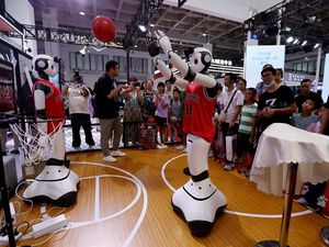 Robot-robot Mirip Manusia Unjuk Kemampuan di WRC 2023 Beijing