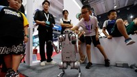 Pengunjung disuguhi tampilan robot humanoid yang hidup antara lain pada Konferensi Robot Dunia (WRC) 2023 di ibu kota China, Beijing, Kamis 17 Agustus 2023, dengan teknologi baru yang meningkatkan ekspresi dan gerak tubuh robot mirip manusia.
