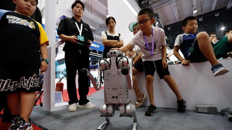 Pengunjung disuguhi tampilan robot humanoid yang hidup antara lain pada Konferensi Robot Dunia (WRC) 2023 di ibu kota China, Beijing, Kamis 17 Agustus 2023, dengan teknologi baru yang meningkatkan ekspresi dan gerak tubuh robot mirip manusia.