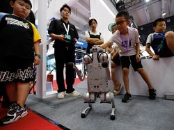 Robot-robot Mirip Manusia Unjuk Kemampuan di WRC 2023 Beijing