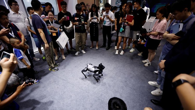 Pengunjung disuguhi tampilan robot humanoid yang hidup antara lain pada Konferensi Robot Dunia (WRC) 2023 di ibu kota China, Beijing, Kamis 17 Agustus 2023, dengan teknologi baru yang meningkatkan ekspresi dan gerak tubuh robot mirip manusia.