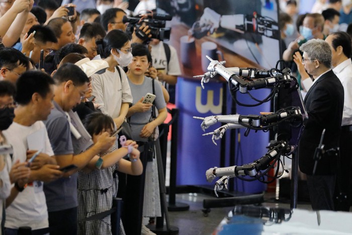 Pengunjung disuguhi tampilan robot humanoid yang hidup antara lain pada Konferensi Robot Dunia (WRC) 2023 di ibu kota China, Beijing, Kamis 17 Agustus 2023, dengan teknologi baru yang meningkatkan ekspresi dan gerak tubuh robot mirip manusia.