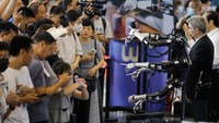 Pengunjung disuguhi tampilan robot humanoid yang hidup antara lain pada Konferensi Robot Dunia (WRC) 2023 di ibu kota China, Beijing, Kamis 17 Agustus 2023, dengan teknologi baru yang meningkatkan ekspresi dan gerak tubuh robot mirip manusia.