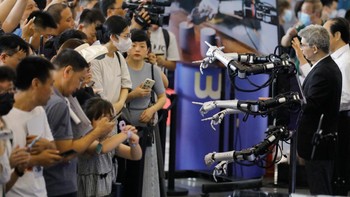 Pengunjung melihat lengan robot humanoid oleh EXRobots di Beijing World Robot Conference (WRC) 2023 di Beijing, China, Kamis (17/8/2023). Teknologi baru meningkatkan ekspresi dan gerak tubuh robot mirip manusia.  