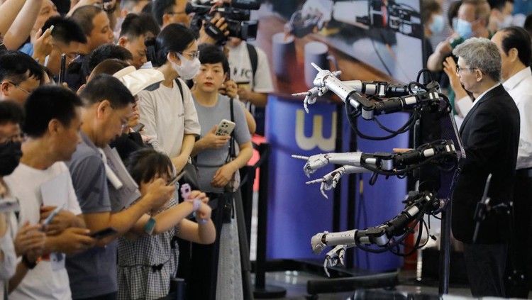 Pengunjung disuguhi tampilan robot humanoid yang hidup antara lain pada Konferensi Robot Dunia (WRC) 2023 di ibu kota China, Beijing, Kamis 17 Agustus 2023, dengan teknologi baru yang meningkatkan ekspresi dan gerak tubuh robot mirip manusia.