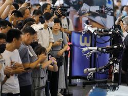 Robot-robot Mirip Manusia Unjuk Kemampuan di WRC 2023 Beijing