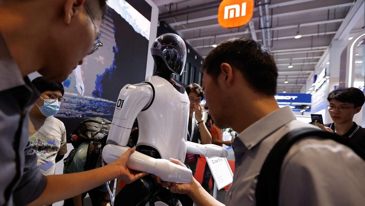 Pengunjung disuguhi tampilan robot humanoid yang hidup antara lain pada Konferensi Robot Dunia (WRC) 2023 di ibu kota China, Beijing, Kamis 17 Agustus 2023, dengan teknologi baru yang meningkatkan ekspresi dan gerak tubuh robot mirip manusia.