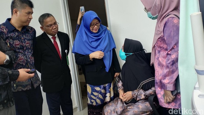 Dirut RSMH Palembang, dr Siti Khalimah SpKJ Mars  sedang berbincang dengan salah satu pasien nyeri yang hendak berobat di RSMH.