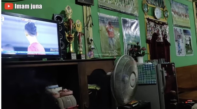 Rumah Pratama yang dulu menjadi saksi bisu perjuangannya hingga bisa berada di psosi sekarang. Ia baru saja melangsungkan pernikahannya dengan selebgram bernama Azizah Salsa, anak dari anggota DPR RI Andre Rosiade. Pernikahan tersebut berlangsung pada Minggu (20/8/2023) di Tokyo, Jepang. (Foto: YouTube/Imam Juna)