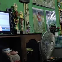 Rumah Pratama yang dulu menjadi saksi bisu perjuangannya hingga bisa berada di psosi sekarang. Ia baru saja melangsungkan pernikahannya dengan selebgram bernama Azizah Salsa, anak dari anggota DPR RI Andre Rosiade. Pernikahan tersebut berlangsung pada Minggu (20/8/2023) di Tokyo, Jepang. (Foto: YouTube/Imam Juna)