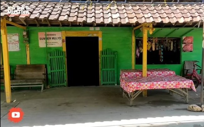 Inilah rumah keluarga Pratama Arhan yang berlokasi di sebuah pedesaan. Rumah tersebut hanya dibangun dengan material seadanya. (Foto: YouTube/Imam Juna)