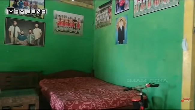 Hijau menjadi warna utama rumah. Meski tidak ada yang spesial dari catnya, warna tersebut tetap menciptakan suasana yang teduh. (Foto: YouTube/Imam Juna)