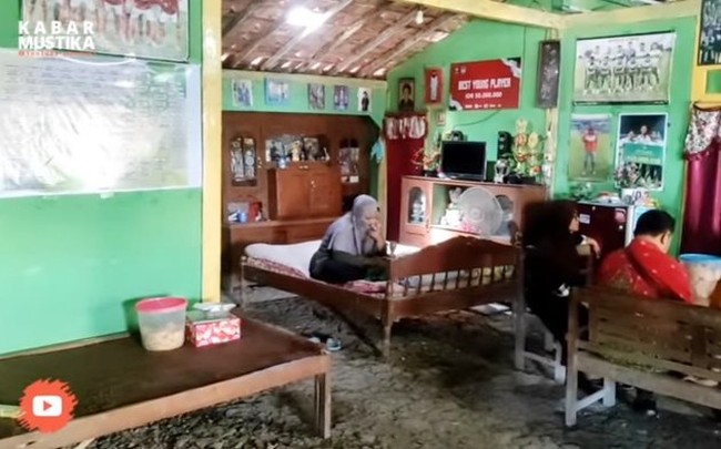 Bahkan tidak ada lantai keramik ataupun ubin yang melapisi permukaan. Semuanya masih tanah dan kerikil, seakan menyatu dengan halaman. (Foto: YouTube/Imam Juna)