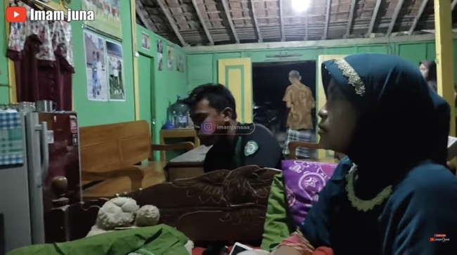 Dinding didominasi papan kayu. Sementara atap dibiarkan terekspos tanpa plafon. (Foto: YouTube/Imam Juna)