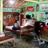 Bahkan tidak ada lantai keramik ataupun ubin yang melapisi permukaan. Semuanya masih tanah dan kerikil, seakan menyatu dengan halaman. (Foto: YouTube/Imam Juna)