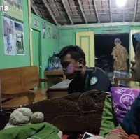 Dinding didominasi papan kayu. Sementara atap dibiarkan terekspos tanpa plafon. (Foto: YouTube/Imam Juna)