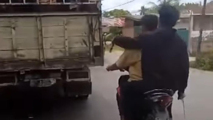 Screnshot video viral anak berseragam pramuka bawa sajam. (Istimewa)