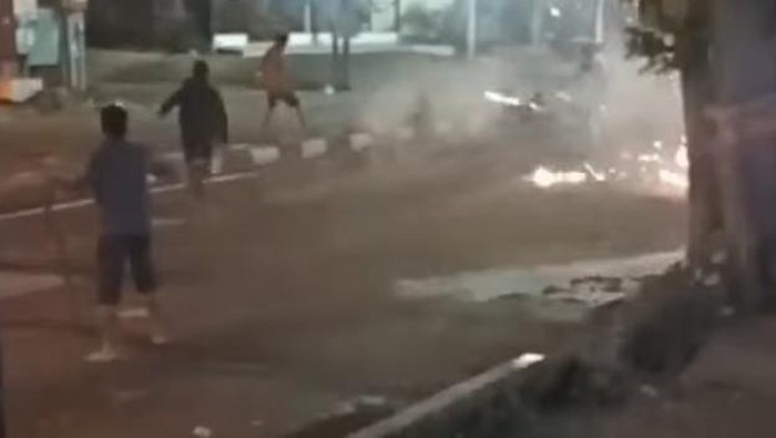 Sejumlah pemuda tawuran di Jalan Dr Mansyru Medan
