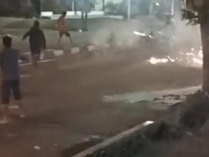 Sejumlah Pemuda Saling Serang Pakai Sajam-Molotov di Dr Mansyur Medan