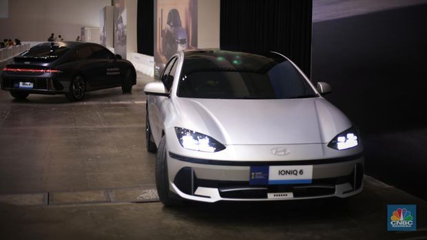Sejumlah pengunjung melihat mobil listrik terbaru keluaran Hyundai yaitu Ioniq 6 di hari terakhir ajang Gaikindo Indonesia International Auto Show (GIIAS) 2023 pada Minggu, (20/8) Indonesia Convention Exhibition, BSD City. (CNBC Indonesia/Tias Budiarto)