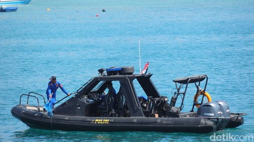 Sejumlah personel polisi memungut sampah dari laut di Labuan Bajo, NTT.
