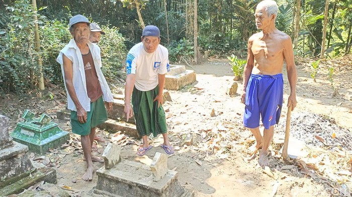 Sejumlah warga Desa Randuagung, Jember menunjukkan makam yang sempat dibongkar orang tak dikenal.