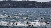 Ratusan peserta mengikuti lomba renang di Selat Bosphorus yang memisahkan Turki bagian Asia dan Turki bagian Eropa.  