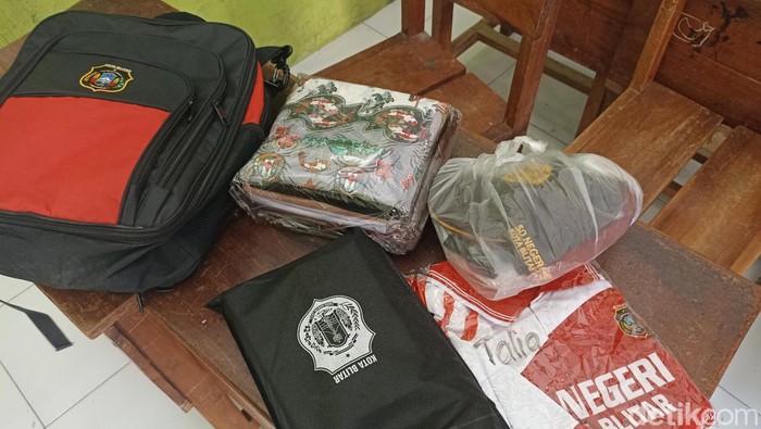 Seragam gratis yang dibagikan di Blitar