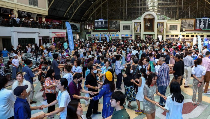 People perform swing dancing inside Bangkok (Hua Lamphong) railway station, in Bangkok, Thailand, August 19, 2023. REUTERS/Athit Perawongmetha
