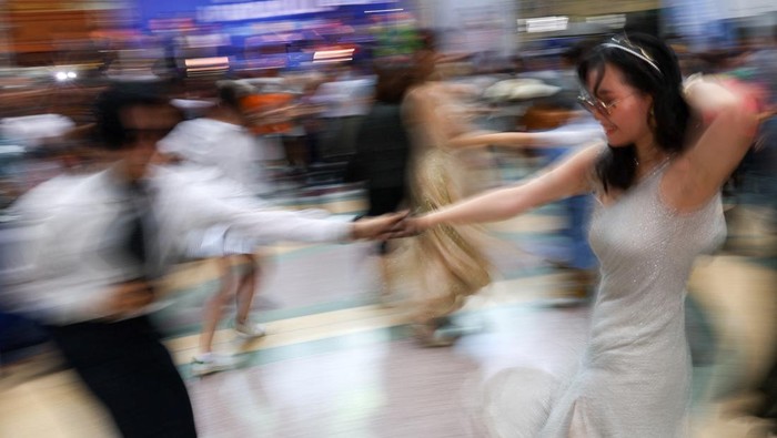 People perform swing dancing inside Bangkok (Hua Lamphong) railway station, in Bangkok, Thailand, August 19, 2023. REUTERS/Athit Perawongmetha
