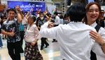 Seru Banget, Warga Bangkok Bareng-bareng Nari di Stasiun