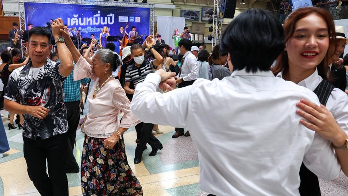 People perform swing dancing inside Bangkok (Hua Lamphong) railway station, in Bangkok, Thailand, August 19, 2023. REUTERS/Athit Perawongmetha