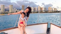 Wajah senang Shandy Aulia dan Clair di Hawaii. Foto: Instagram Shandy Aulia
